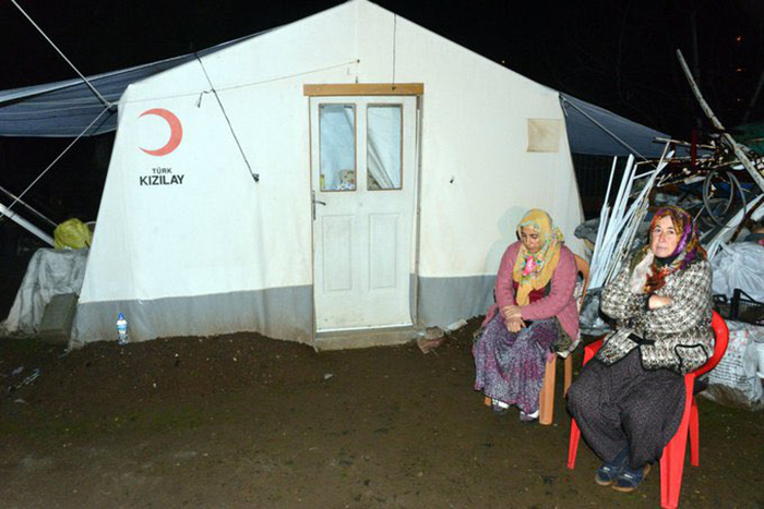 Çadırda kalan depremzede şehit ailesine 10 adet ısıtıcı verildi!