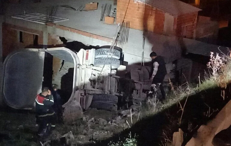 Balıkesir’de feci kaza | Freni boşalan kamyon eve girdi: 2 ölü