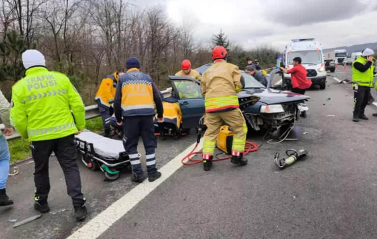 Düzce’de cip otoyolda otomobile arkadan çarptı: 3 ölü, 2 yaralı