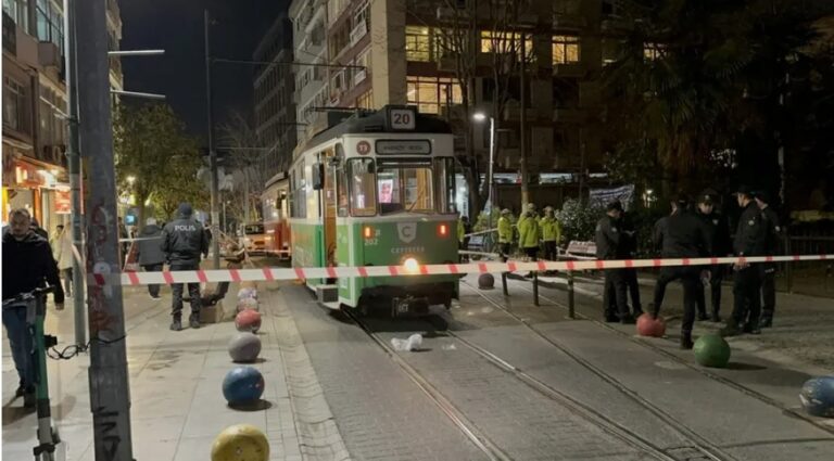 Torununu tramvayın altında kalmaktan kurtaran babaanne hayatını kaybetti