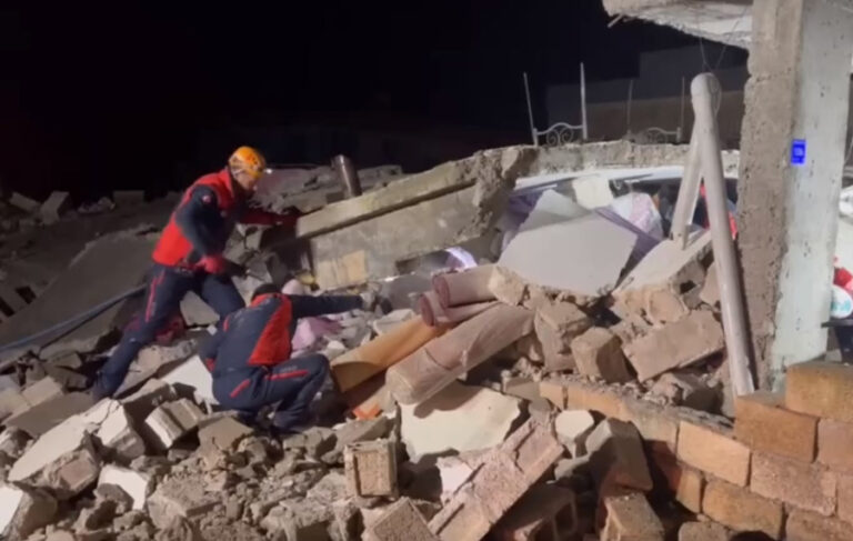 Şanlıurfa’da depremde hasar gören iki katlı ev çöktü: 2 ölü, 8 yaralı