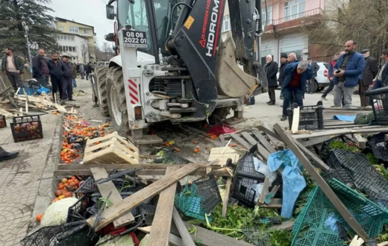 Artvin’de freni boşalan iş makinesi pazara daldı