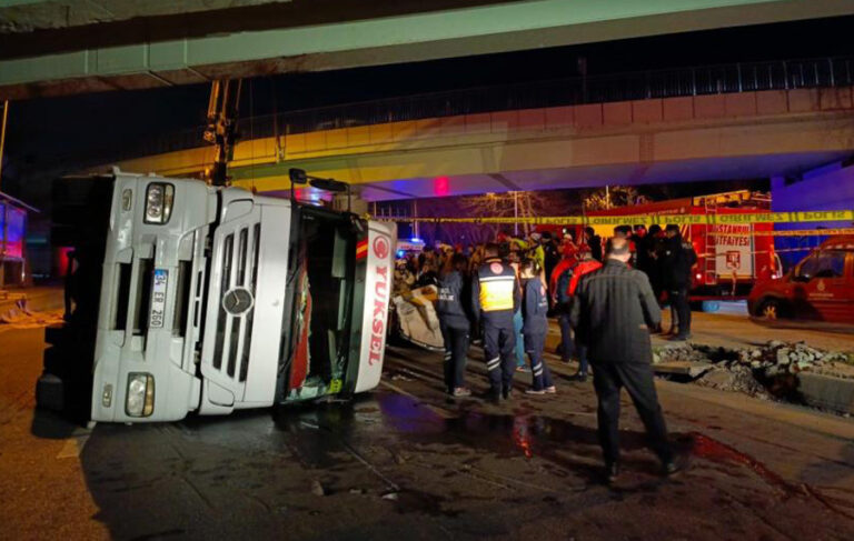 İstanbul’da TIR otomobilin üzerine devrildi: 4 ölü