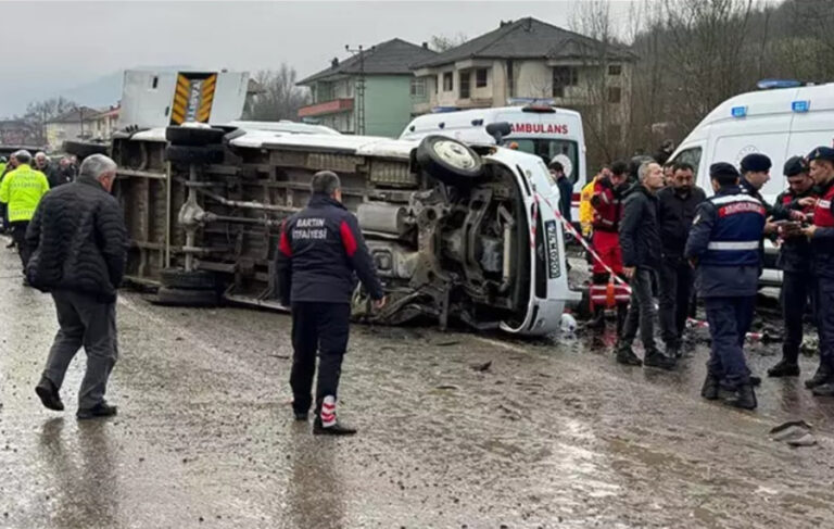Bartın’da iki işçi servisi çarpıştı: 1 ölü, 29 yaralı