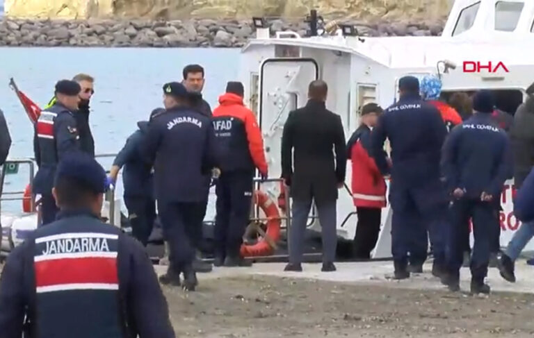 Çanakkale’de göçmenleri taşıyan bot battı: 21 ölü