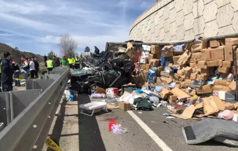 Çankırı’da TIR, otomobilin üzerine devrildi: 4 ölü, 3 yaralı
