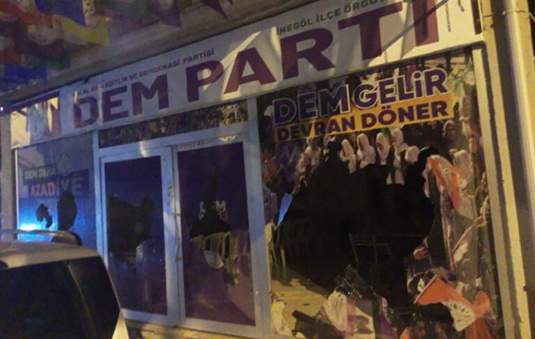 DEM Parti ilçe binasına baltalı saldırı