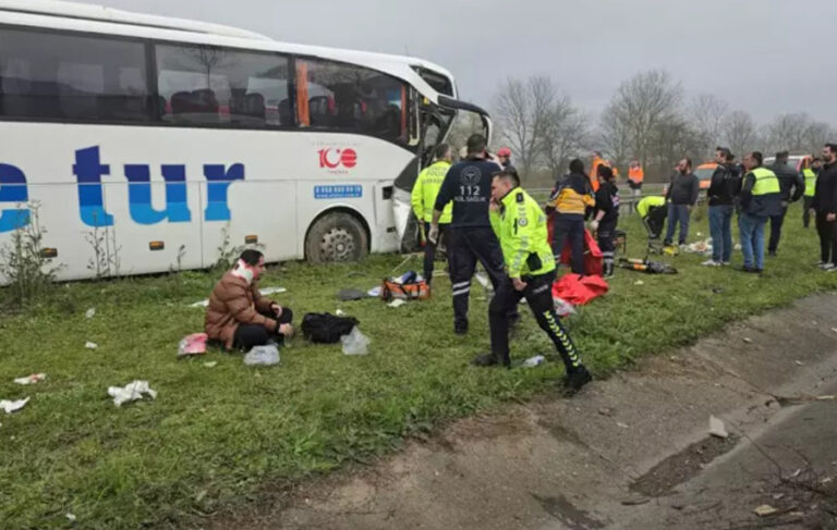 Düzce’de otobüs bariyerlere çarptı: 17 yaralı