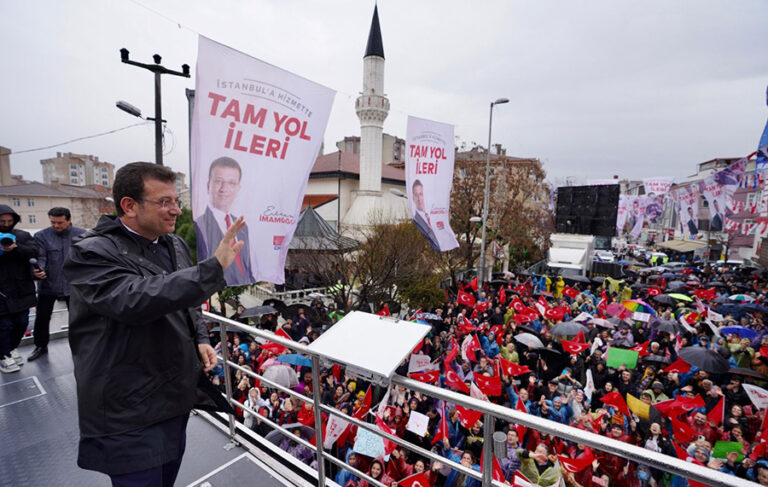 İmamoğlu: ’17 bakan dükkân dükkân gezip acemi Murat Kurum’a oy istiyor’