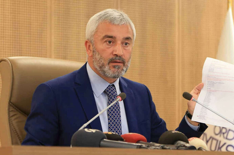İYİ Parti Ordu adayı, kendisine gelen şantaj mesajını miting kürsüsünden okudu