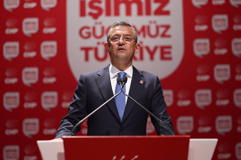 Özgür Özel’den vatandaşlara çağrı: Yarın saat 15.00’te herkesi YSK önüne bekliyoruz!