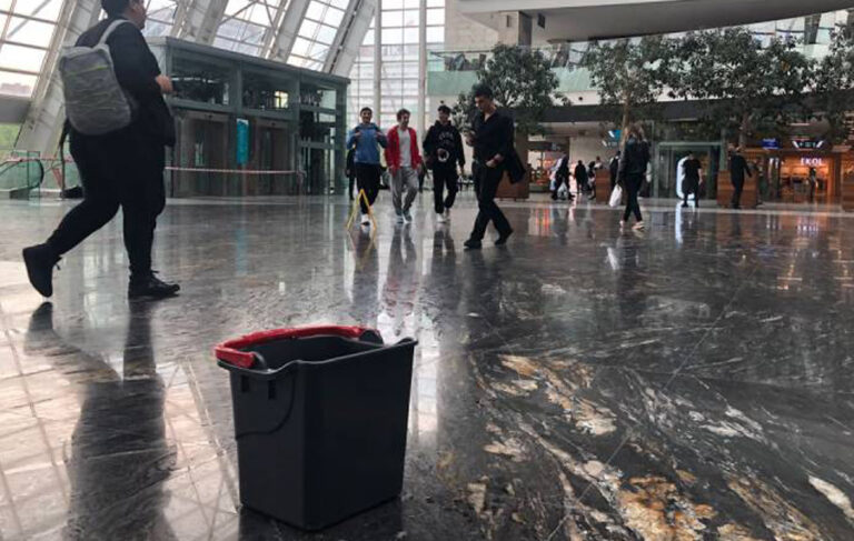 Yandaş şirketin 235 milyon dolara yaptığı tren garının çatısı aktı