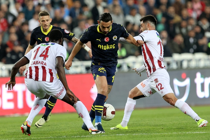 Fenerbahçe, Sivas deplasmanında çok kritik 2 puan kaybetti