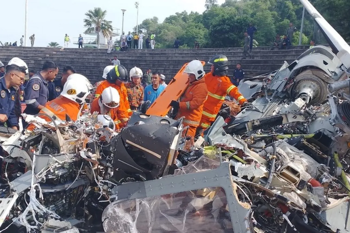 Malezya’da iki donanma helikopteri havada çarpıştı; 10 asker öldü