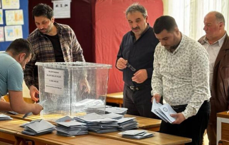AKP, Erdoğan’ın memleketinde 18 puan kaybetti