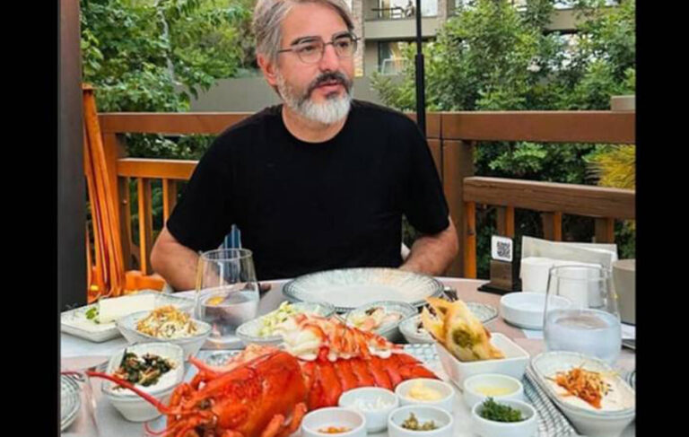 AKP’de ikinci ıstakoz vakası: Yediği ıstakozla poz verdi