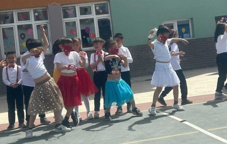 Tokat’ta erkek öğrencilerin etek giydiği 23 Nisan gösterisine soruşturma