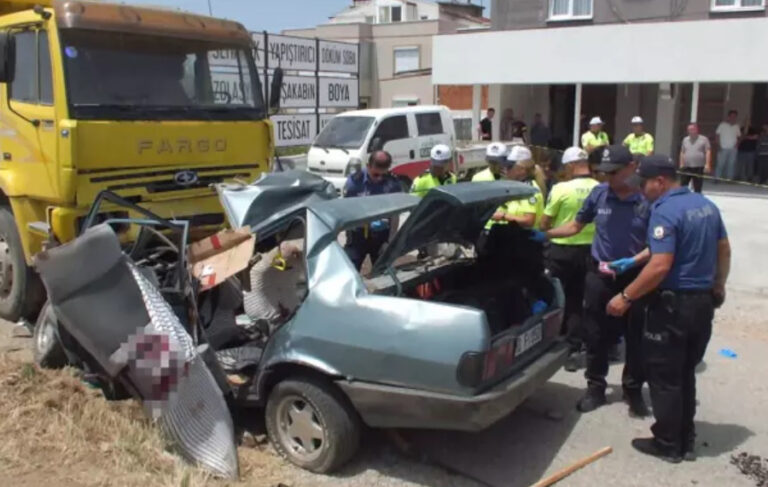Köpeğe çarpmamak için kamyona çarptı: 3 ölü, 1 ağır yaralı