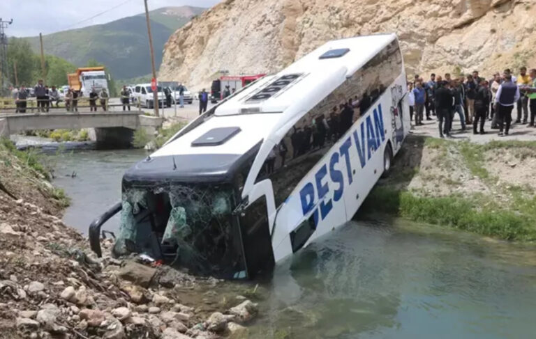Bitlis’te yolcu otobüsü dereye uçtu: 7 yaralı