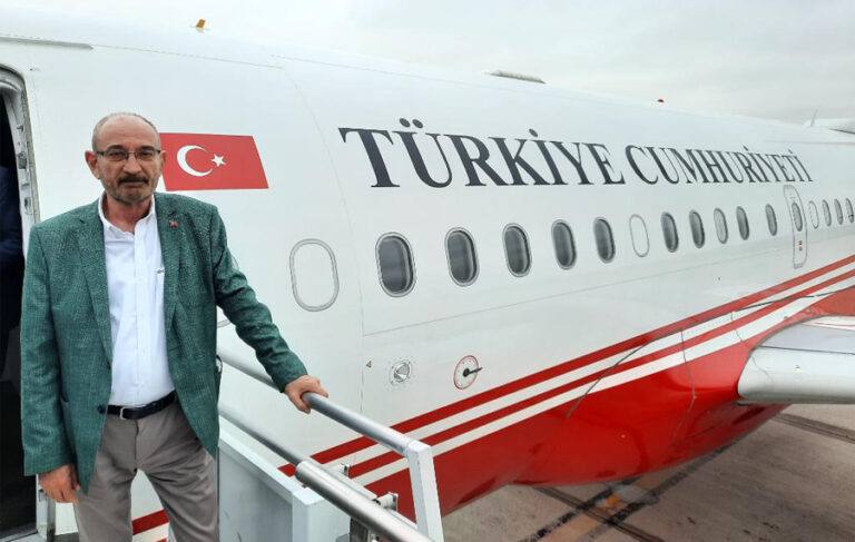 Cumhurbaşkanlığı uçağıyla poz veren yandaş gazeteci, eleştirilere ‘höst’ dedi