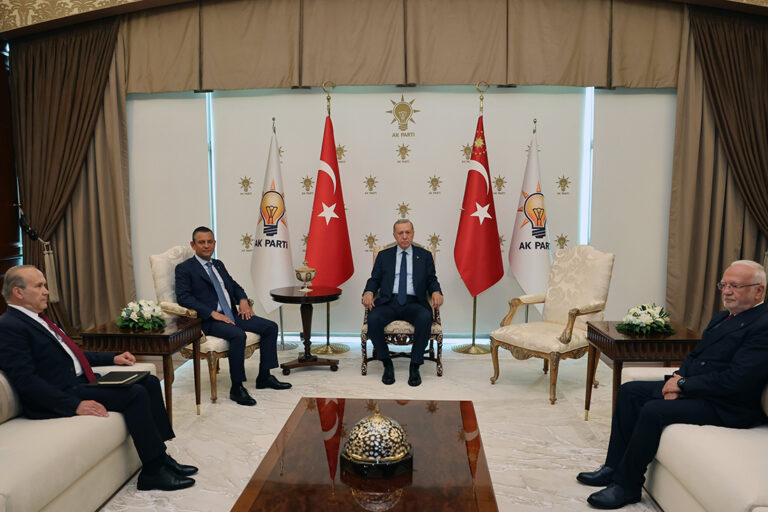 Kritik zirvede ‘boş koltuk’ krizi; Özgür Özel, Erdoğan’a rahatsızlığını iletmiş