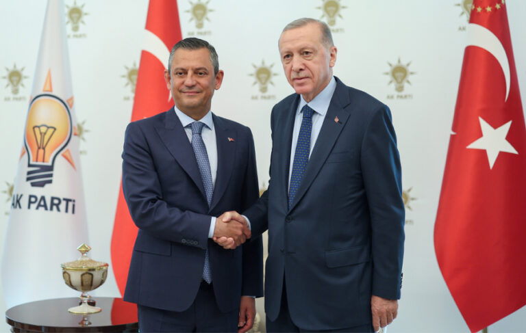 Özel’den Erdoğan’ın ‘turpun büyüğü heybede’ açıklamasına tepki: ”Siyasi mafyalığa soyunmuş”
