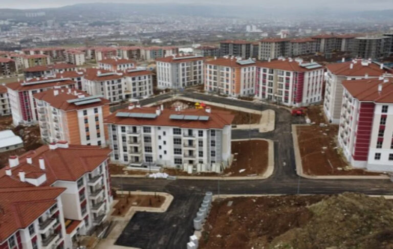 Hatay’da depremzedelere konut yerine sadece anahtarı verilmiş!