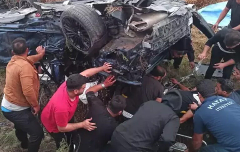 Hatay’da 2 otomobil çarpıştı: 5 ölü, 2 yaralı