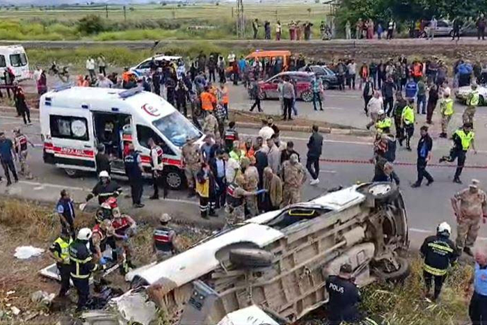 Beton mikseri karşı şeride geçti; 8 ölü, 11 yaralı