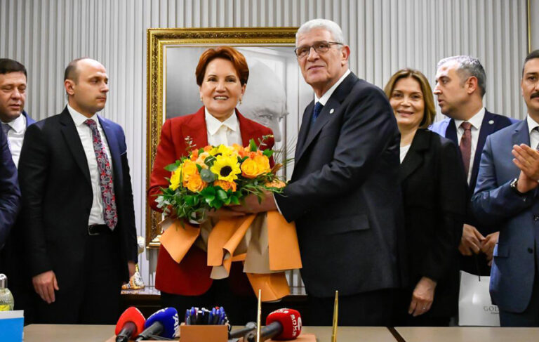 İYİ Parti’de yeni dönem başladı; Dervişoğlu, Akşener’den görevi devraldı