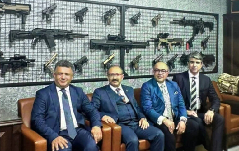 Rahip Brunson davasına bakan hâkim, adliyedeki odasını cephaneliğe çevirmiş