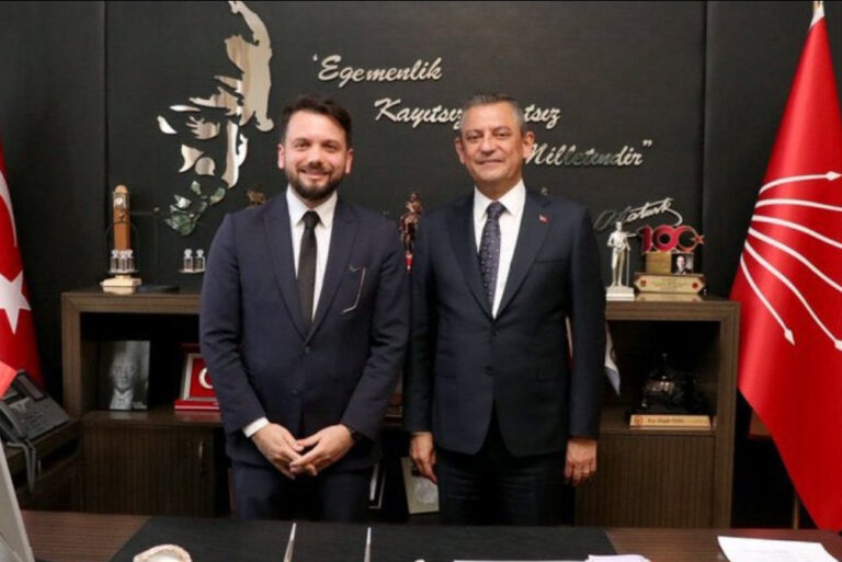 Özgür Özel’den ‘AK Trolle fotoğraf’ açıklaması: Seçim öncesi bazı belediye başkanlarını yayına aldı!