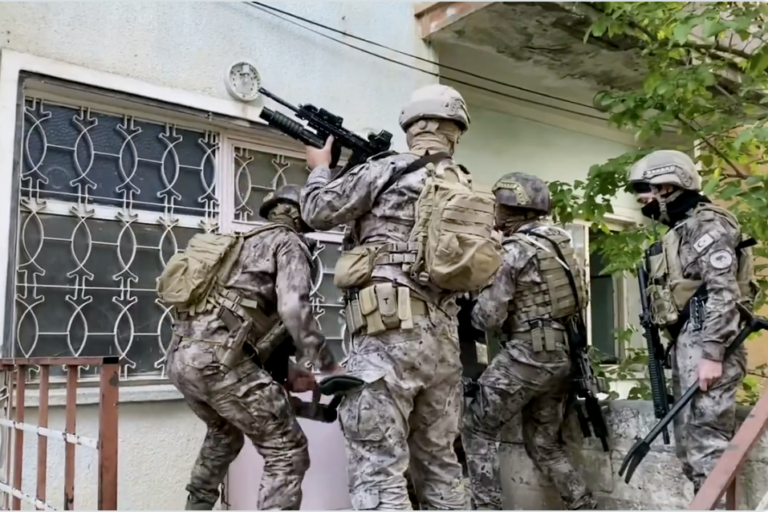 Ali Yerlikaya’nın ‘uyuşturucuyla yakalandılar’ dediği kişilerden ikisi polis çıktı; tutuklandılar