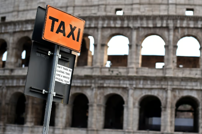 Roma Belediye Başkanı, taksi problemi için düğmeye bastı