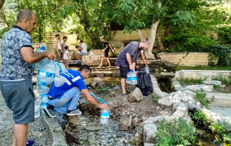 Damacana su fiyatları yüzde 100 artınca vatandaşlar membada kuyruk oldu