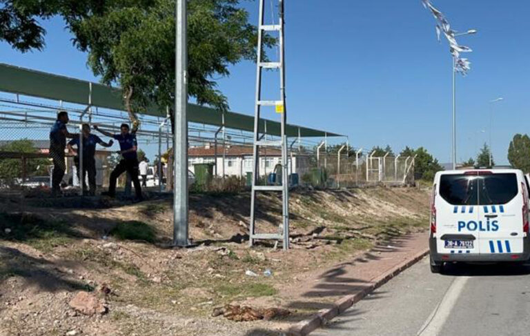 Kurban pazarında sakatat toplarken zabıta ile tartışan kişi kendini astı