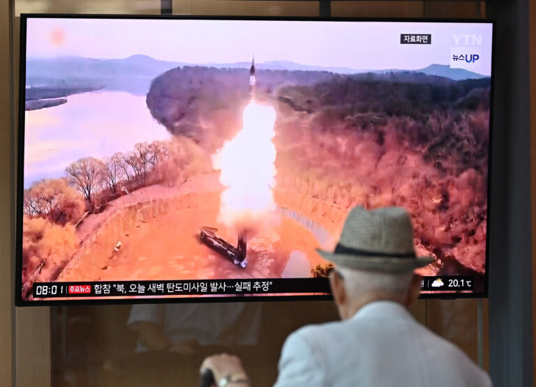 KUZEY KORE | Pyongyang çok başlıklı füze fırlatmayı başardığını iddia etti