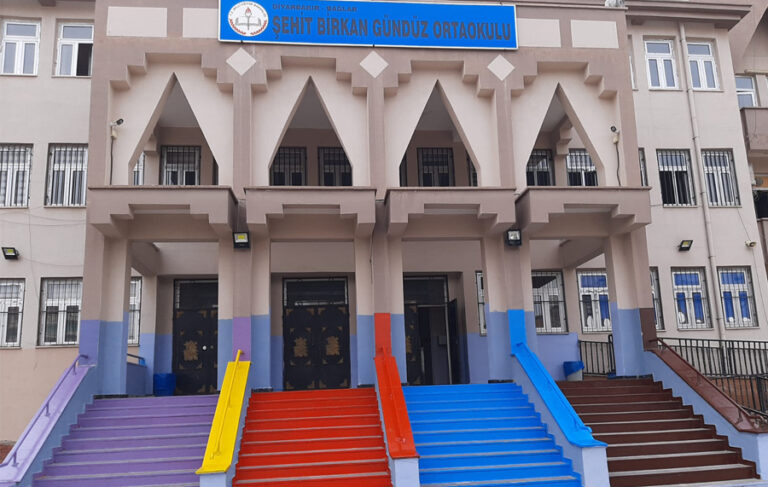 Diyarbakır’da kız öğrenci, okul önünde bıçaklandı