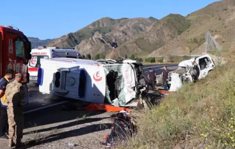 Erzurum’da feci kaza: Ambulans ile hafif ticari araç çarpıştı; 4 ölü, 1 yaralı