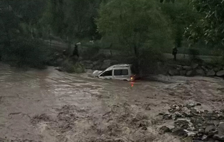 Erzurum’da heyelan faciası: Tortum Çayı’na sürüklenen araçtaki anne öldü, çocuğu kayboldu