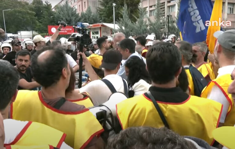 Öğretmenlerin eylemine polis engeli