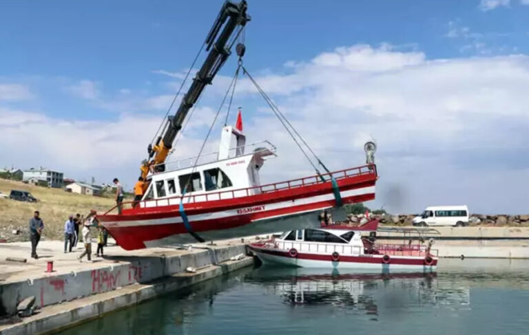 Van’da balıkçılar teknelerini suya indirdi