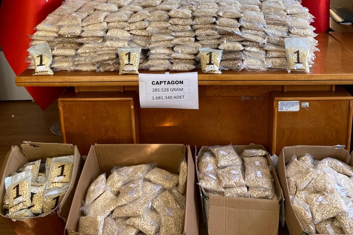 Çeşme Limanı’nda 40 kilogram kokain, Mersin Limanı’nda 1 milyon 681 bin adet captogon ele geçirildi