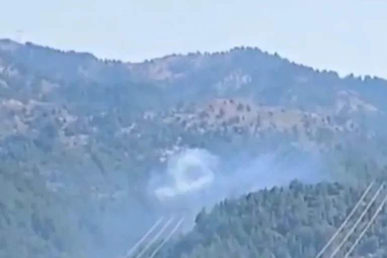 Adana’da yangına müdahale eden helikopter barajdan su alırken düştü