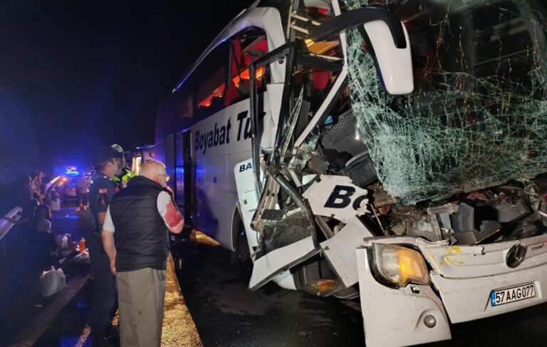 Düzce’de yolcu otobüsü TIR’a çarptı: 25 yaralı