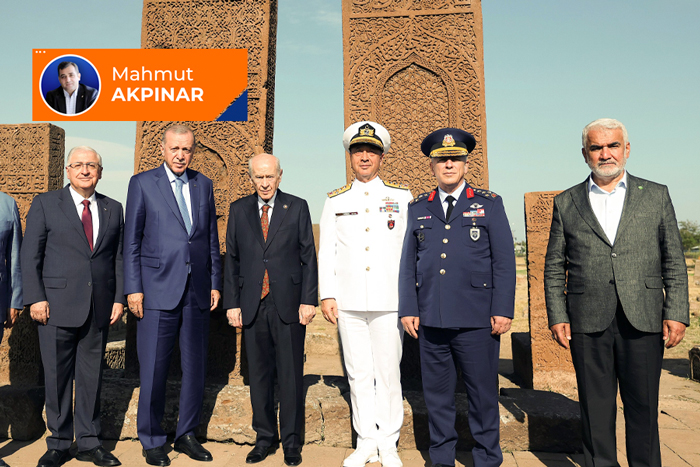 Erdoğan ve kediye dönüşen askerler 