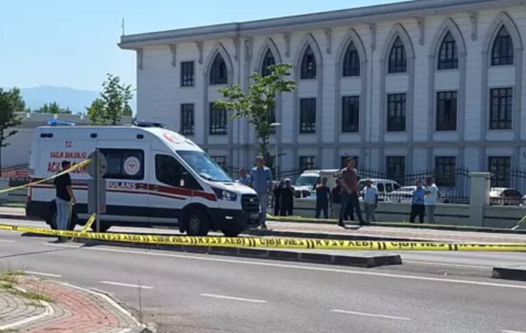 Kocaeli Emniyet Müdürlüğü’nde bıçaklı saldırgan paniği: Bacağından vurulup etkisiz hale getirildi