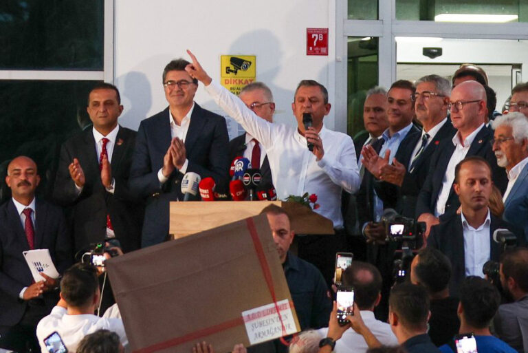 Özgür Özel, Balıkesir’den iktidara seslendi: “Bu ülkede geçim yok, getirin o sandığı!”