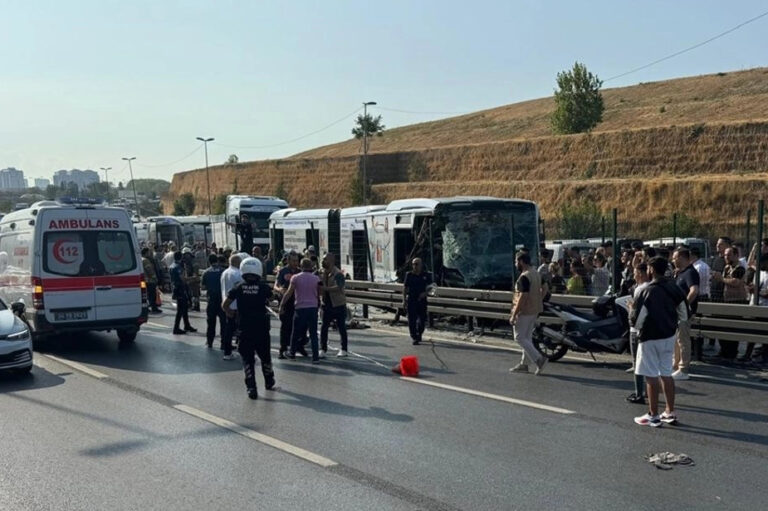 Sefaköy’de metrobüs kazası; 1 ölü, 2’si ağır 50 yaralı