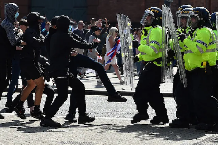 İngiltere’de alarm: Haftasonu aşırı sağın sokaklara inmesi bekleniyor